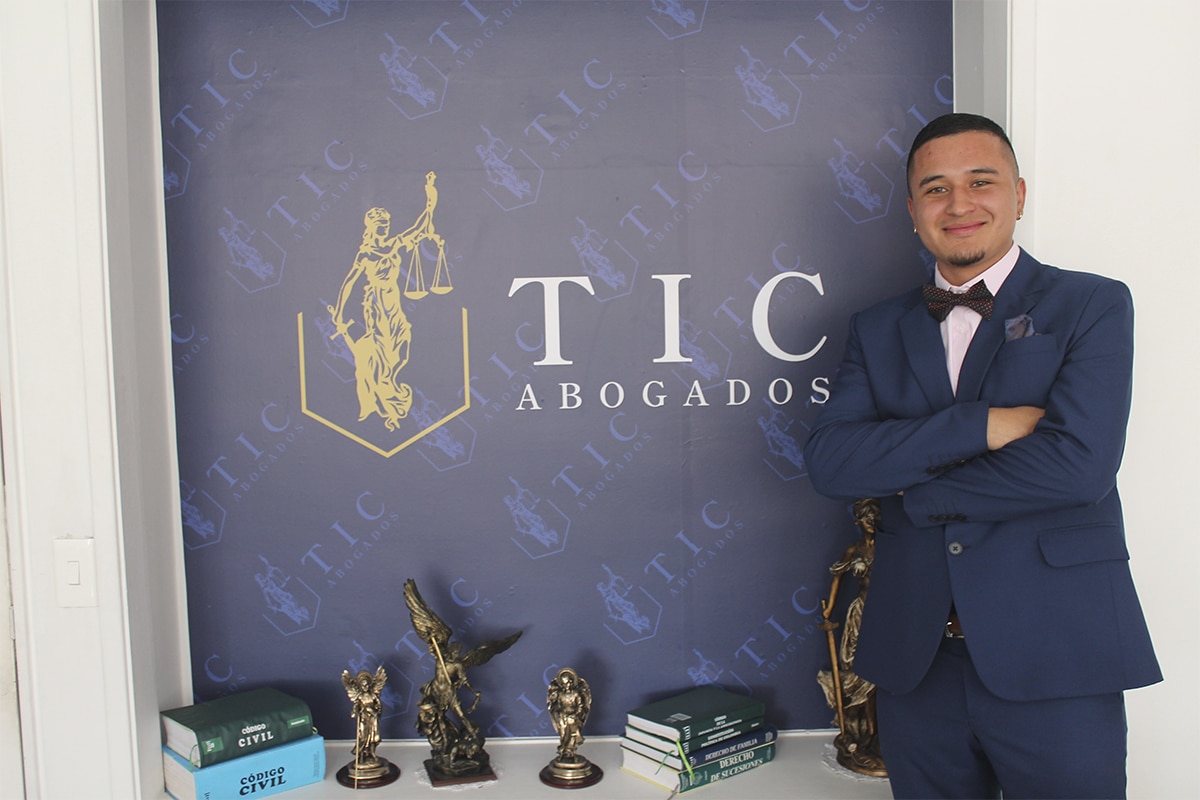 Representación jurídica en controversias administrativas y procesos ante autoridades públicas, orientada a proteger derechos e intereses frente a actuaciones del Estado.