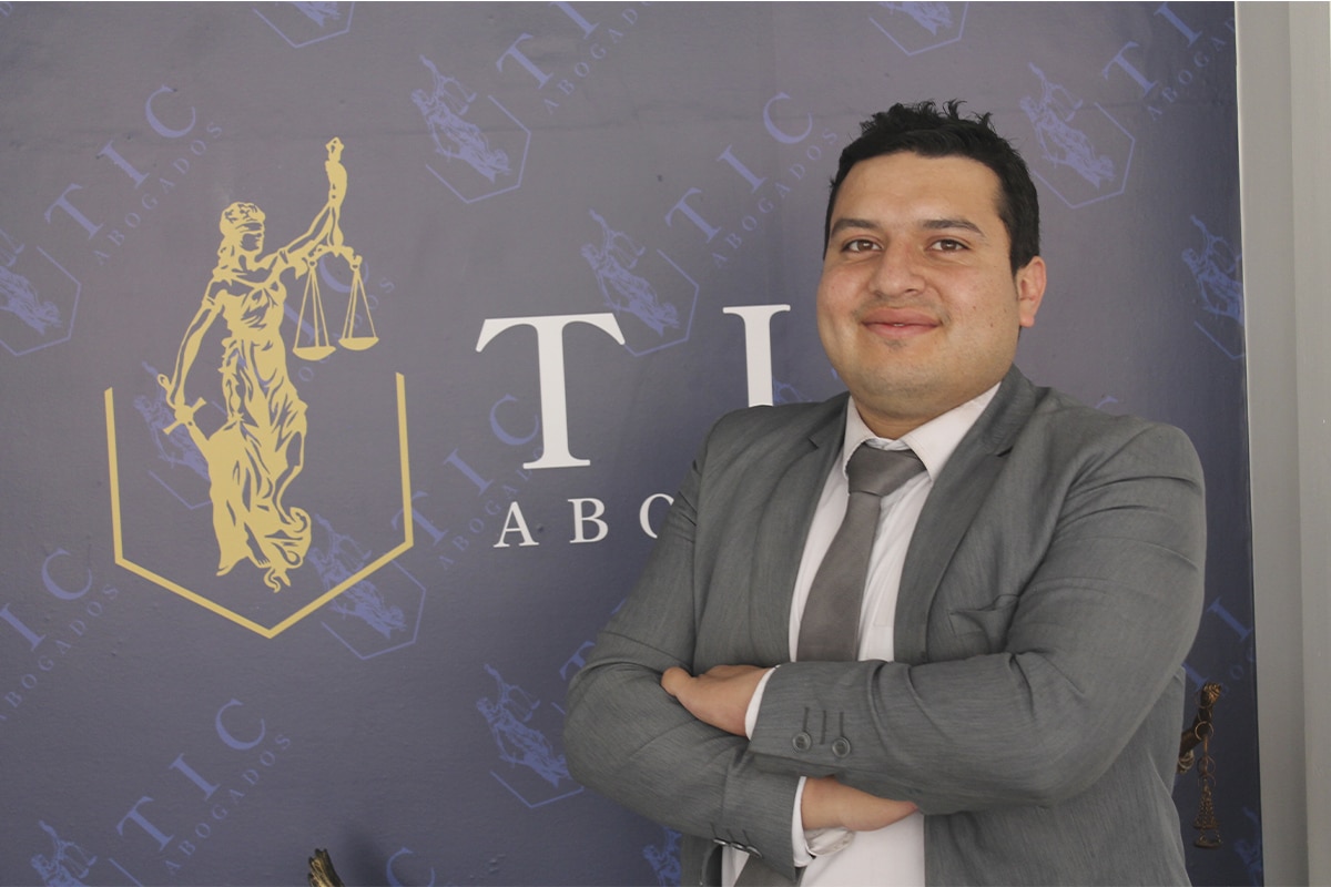 Acompañamiento legal en derecho comercial para comerciantes, empresas y emprendedores, orientado al cumplimiento normativo, prevención de riesgos legales y protección empresarial.