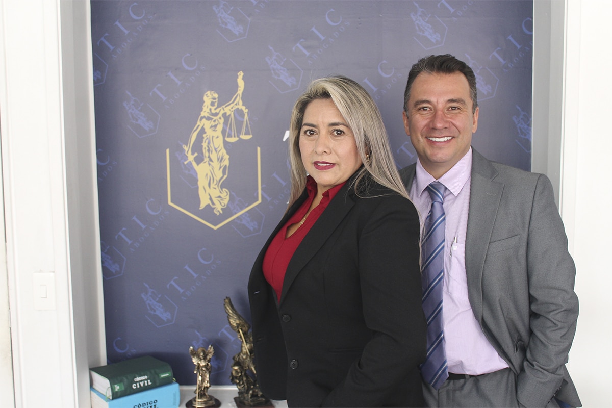 Servicios jurídicos en derecho comercial enfocados en la asesoría preventiva y correctiva de negocios, contratos y responsabilidades empresariales.