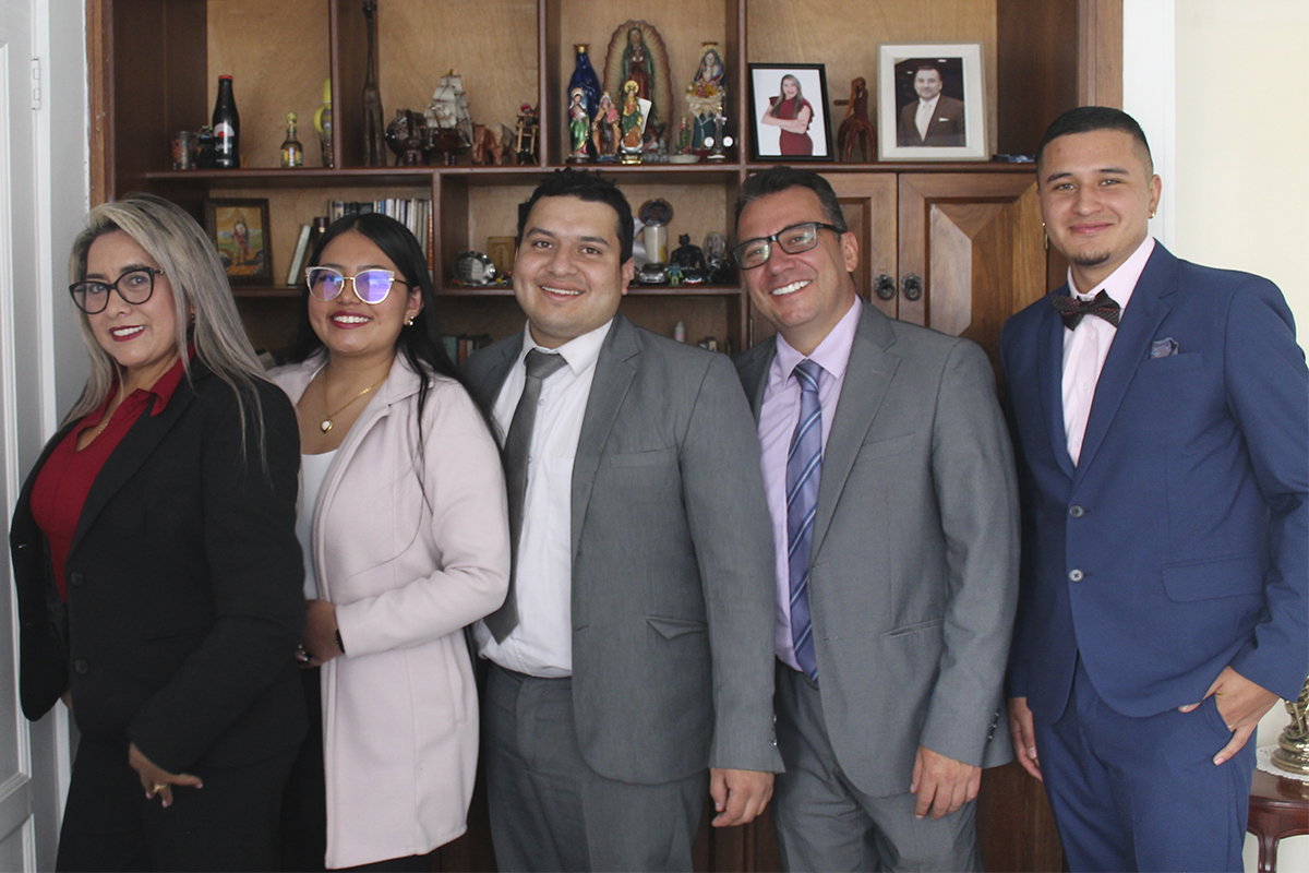 Nuestro equipo jurídico acompaña procesos familiares con responsabilidad y claridad legal, ofreciendo orientación profesional en momentos decisivos para garantizar la protección de derechos y la seguridad jurídica de cada miembro de la familia.