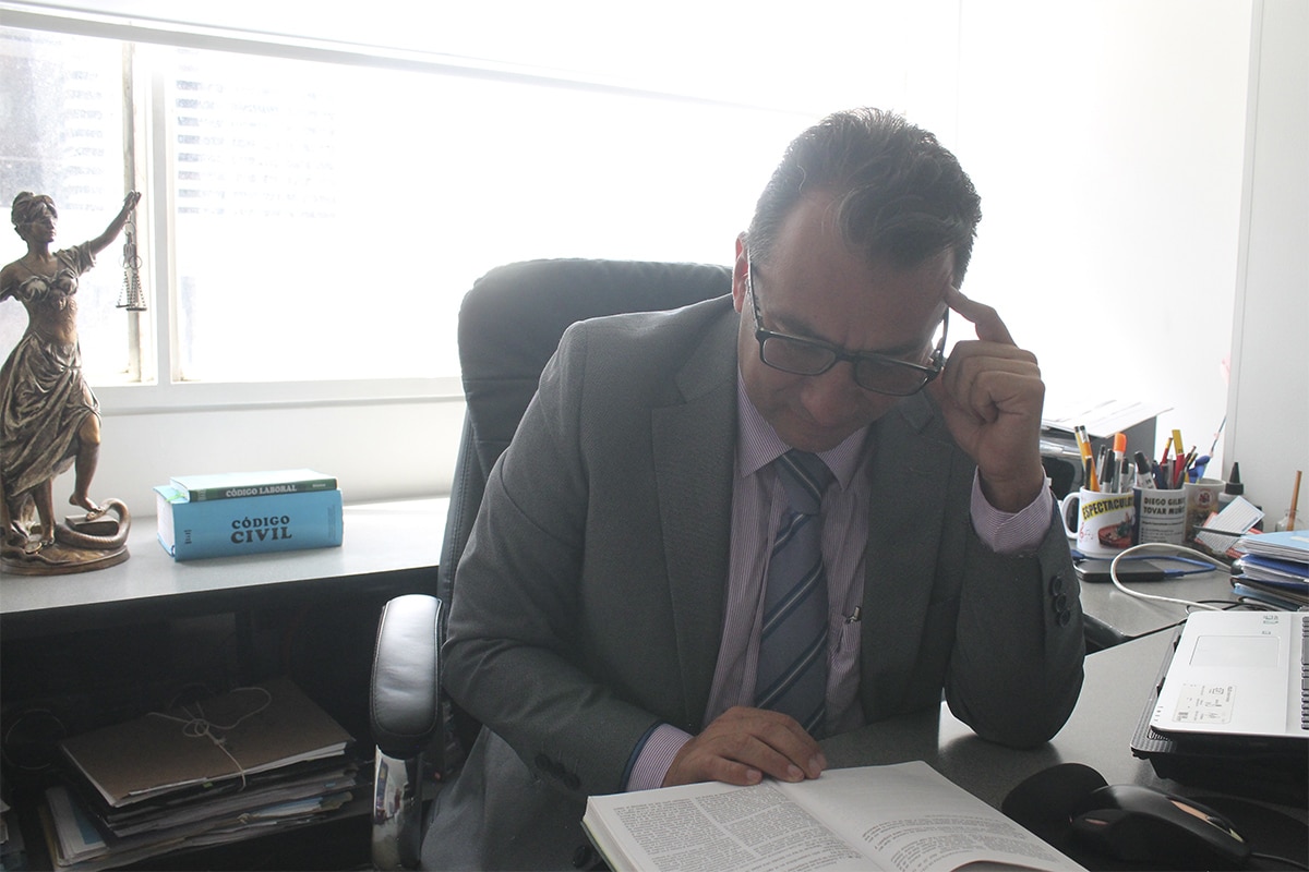 Nuestro equipo legal acompaña procesos laborales derivados de disputas entre trabajadores y empleadores, ofreciendo soluciones jurídicas responsables que aseguran el respeto de derechos y obligaciones dentro del marco legal colombiano.